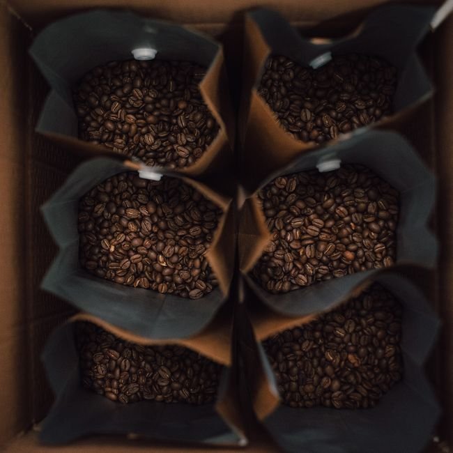 Grains de café de spécialité fraîchement torréfiés.