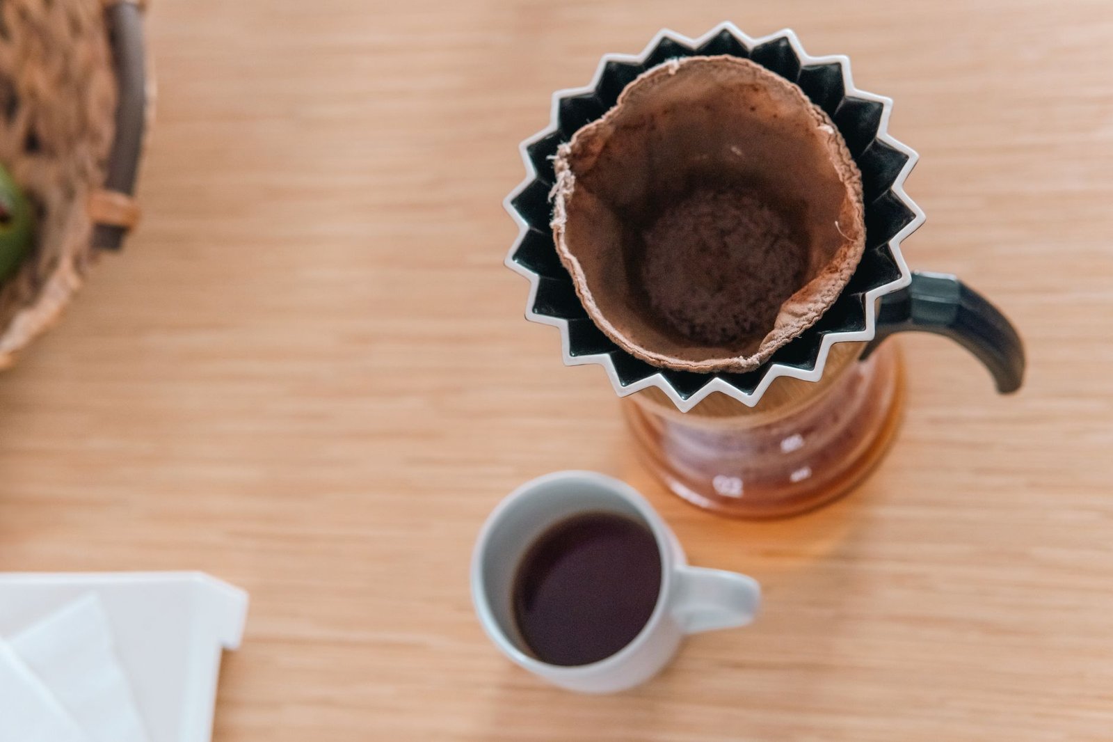 Préparation d'un café filtre en méthode douce vue de dessus, tasse blanche à côté.
