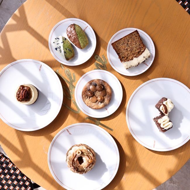 Pâtisserie végane sur une assiette au café.