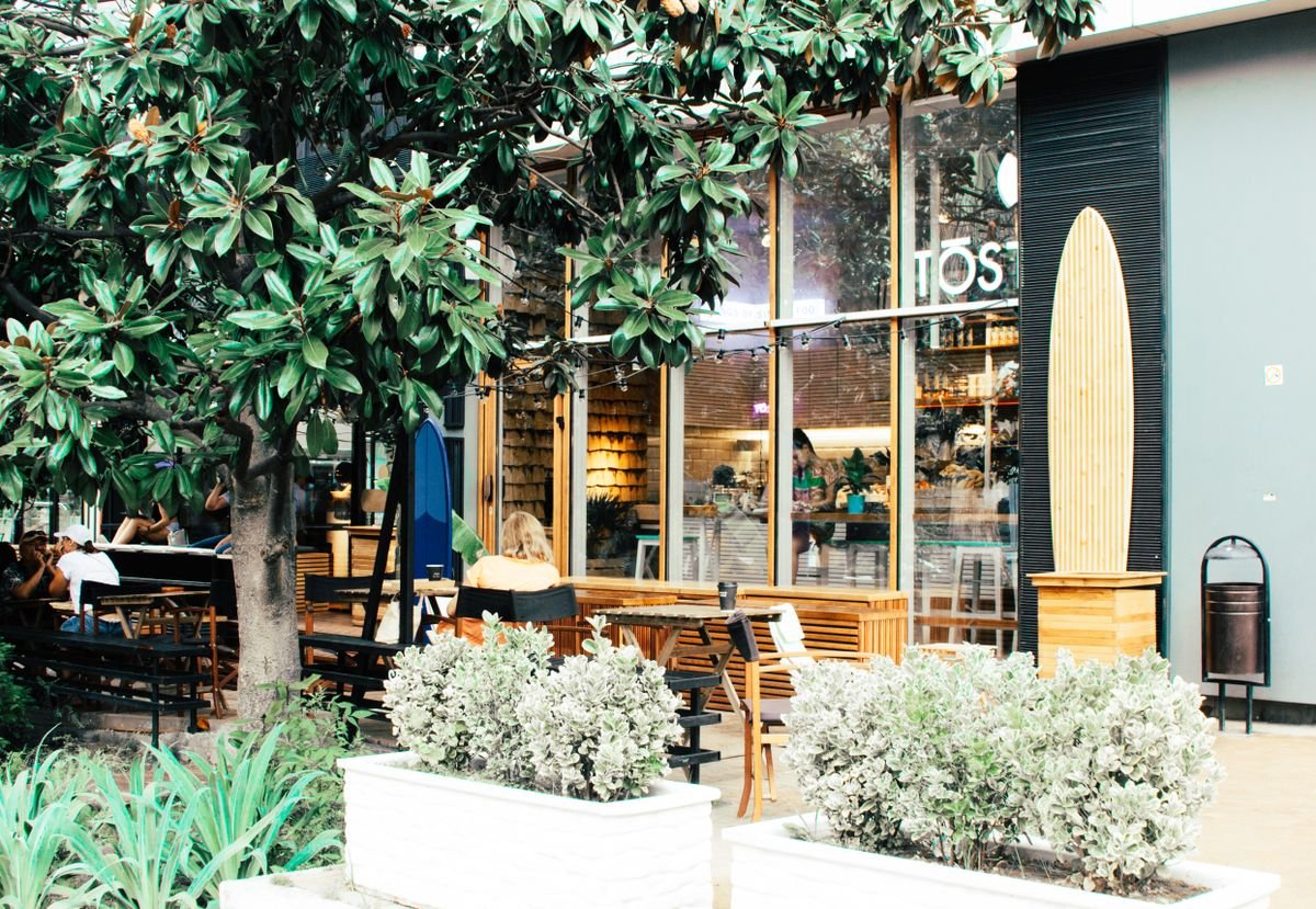 Devanture de café d'angle sur une rue de quartier.